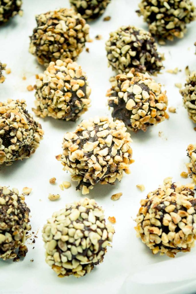 Vegano Rocher: raw vegan hazelnut chocolate truffles