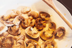 Heat the remaining tablespoon (15 ml) of oil in the same skillet. Add the mushrooms and leave them for a minute to brown on one side before stirring and continuing to fry. Once browned all over, transfer to the bowl with the onion