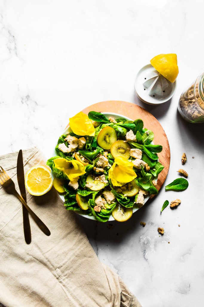 Summer salad with tofu feta