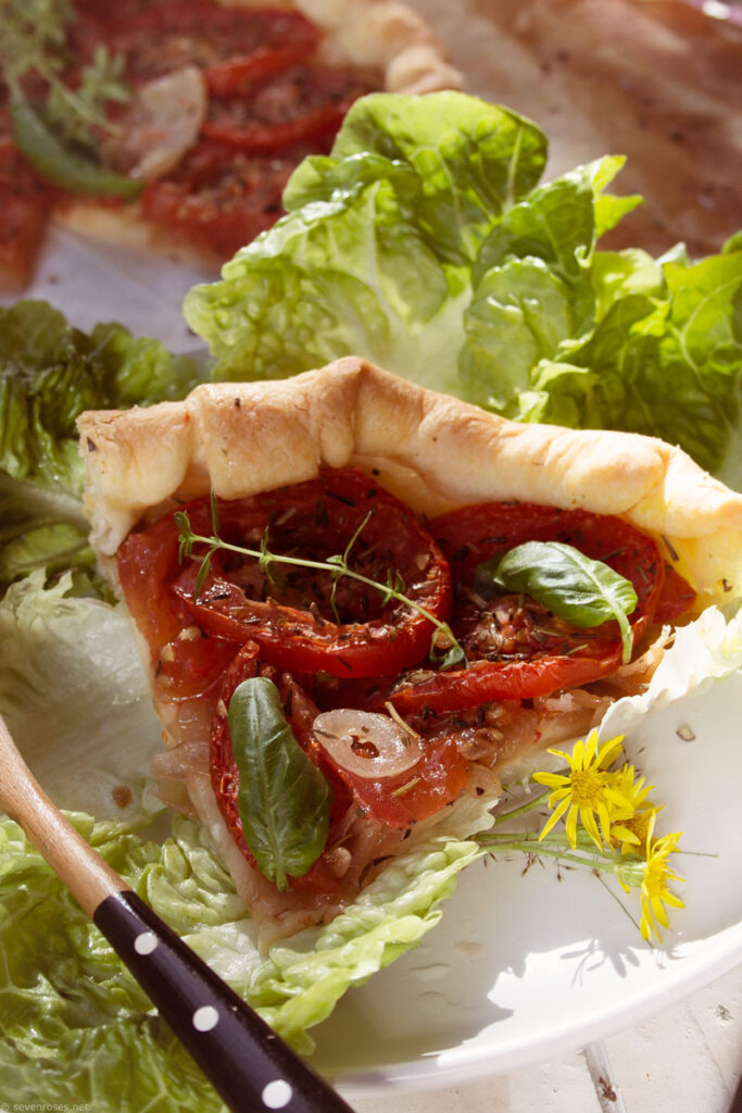 Vegan rustic tomato tart - slice