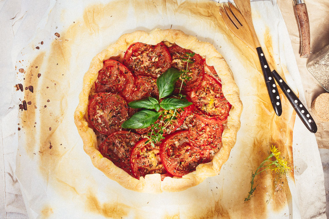 French rustic tomato tart with puff pastry: Summer in a bite!